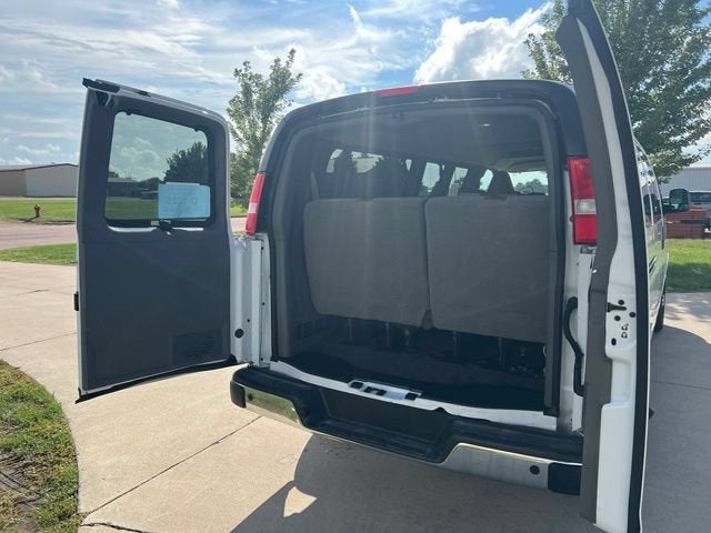 2024 Chevrolet Express Passenger 3500 1LT