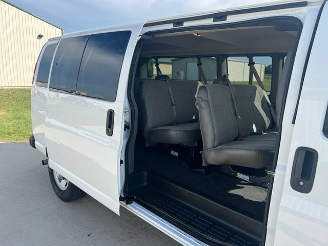 2024 Chevrolet Express Passenger 3500 1LT