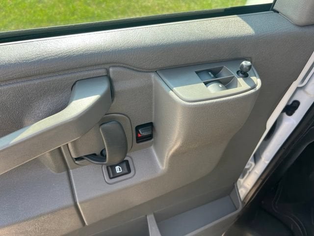 2024 Chevrolet Express Passenger 3500 1LT