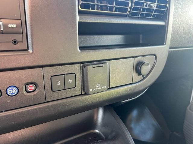 2024 Chevrolet Express Passenger 3500 1LT