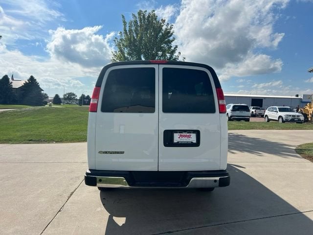2024 Chevrolet Express Passenger 3500 1LT