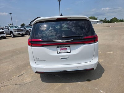 2025 Chrysler Pacifica Select