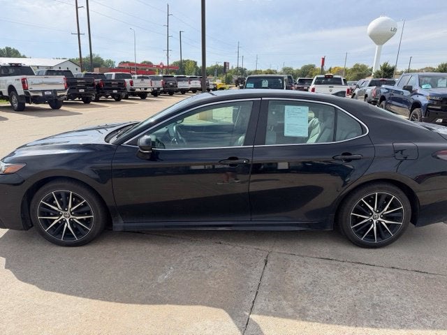 2022 Toyota Camry Hybrid SE