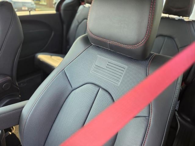 2027 Chrysler Pacifica Select FWD