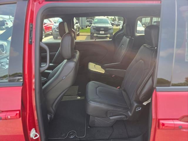 2027 Chrysler Pacifica Select FWD