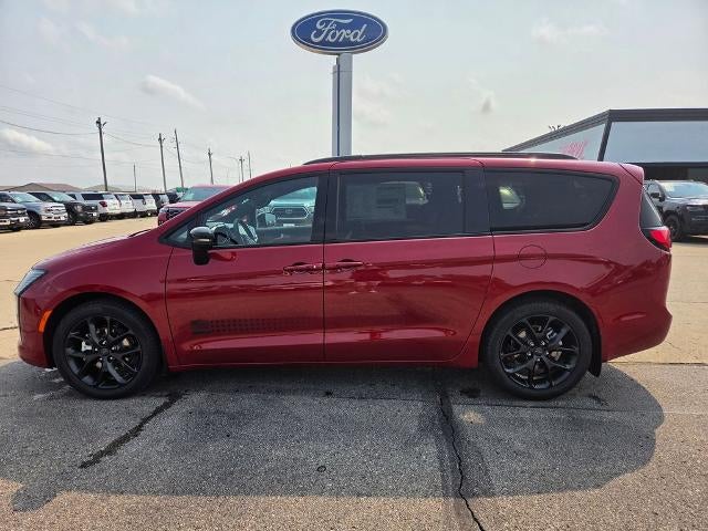 2027 Chrysler Pacifica Select FWD