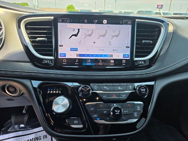 2027 Chrysler Pacifica Select AWD