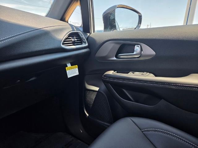 2027 Chrysler Pacifica Select AWD