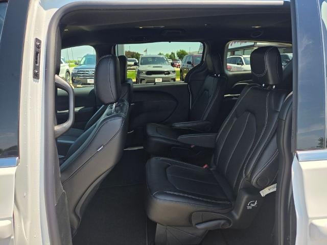 2027 Chrysler Pacifica Select AWD
