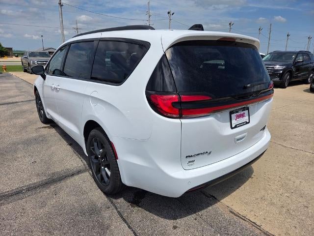 2027 Chrysler Pacifica Limited AWD