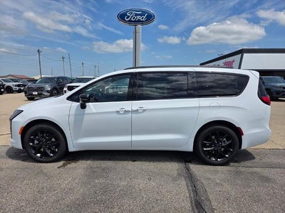 2027 Chrysler Pacifica Limited AWD