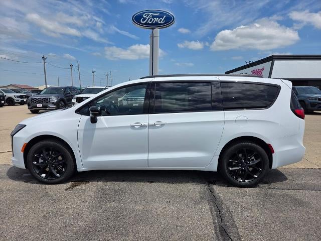 2027 Chrysler Pacifica Limited AWD